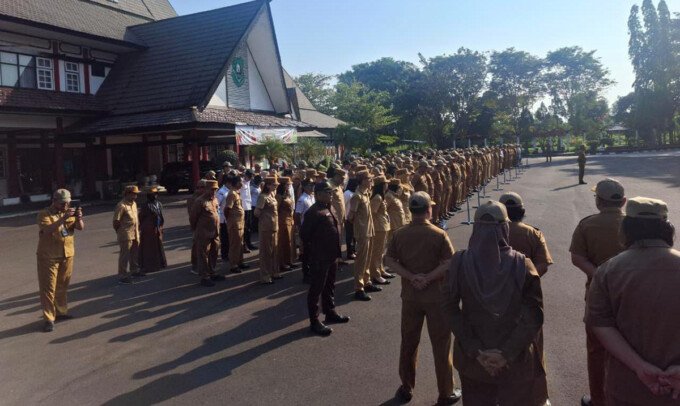 ASN Setda Kapuas saat mengikuti upacara di halaman kantor bupati Kapuas, Senin (27/7).