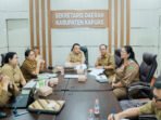 Sekretaris Daerah Kabupaten Kapuas Usis I. Sangkai memimpin rapat persiapan Assessment Verifikasi Teknis Program LSDP di Ruang Rapat Sekretariat Daerah Kabupaten Kapuas, Senin (27/7).