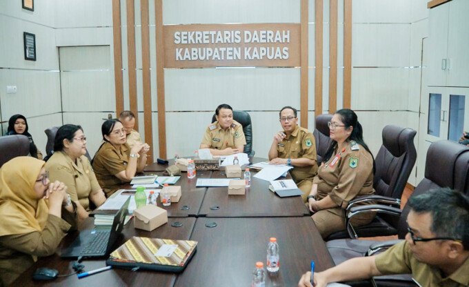 Sekretaris Daerah Kabupaten Kapuas Usis I. Sangkai memimpin rapat persiapan Assessment Verifikasi Teknis Program LSDP di Ruang Rapat Sekretariat Daerah Kabupaten Kapuas, Senin (27/7).
