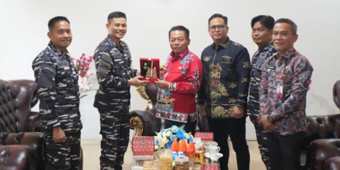 Kapuas Bupati Kapuas H Muhammad Wiyatno menerima kunjungan silaturahmi Komandan Lanal Banjarmasin Kolonel Laut (P) Galih Nurna Putra di Rumah Jabatan Bupati Kapuas, Kamis (9/7.