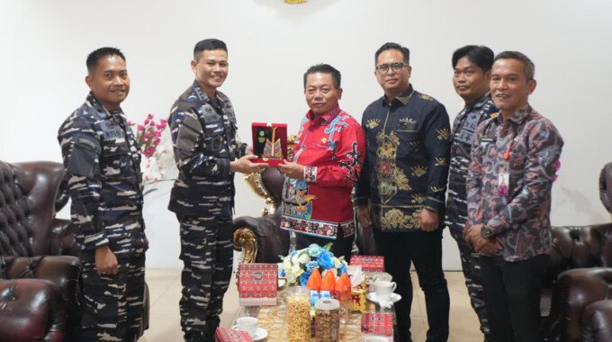 Bupati Kapuas H Muhammad Wiyatno menerima kunjungan silaturahmi Komandan Lanal Banjarmasin Kolonel Laut (P) Galih Nurna Putra di Rumah Jabatan Bupati Kapuas, Kamis (9/7.