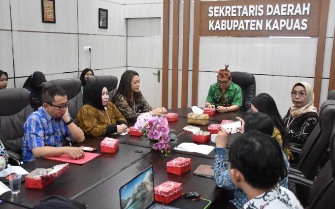 Kapuas Asisten Pemerintahan dan Kesejahteraan Rakyat Setda Kapuas, Romulus, memimpin rapat finalisasi penilaian kelayakan penerapan PPK-BLUD RS Kelas D Pratama Pujon di Ruang Rapat Sekretaris Daerah Kabupaten Kapuas, Kamis (9/7).