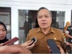 Pj Sekda Kotim Umar Kaderi saat diwawancarai awak media, Senin (27/7).