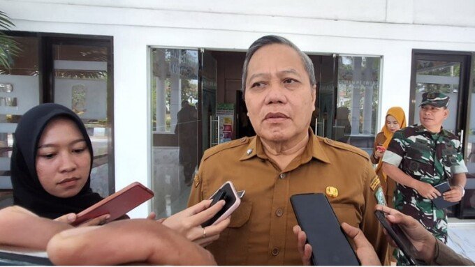 Kotim Pj Sekda Kotim Umar Kaderi saat diwawancarai awak media, Senin (27/7).