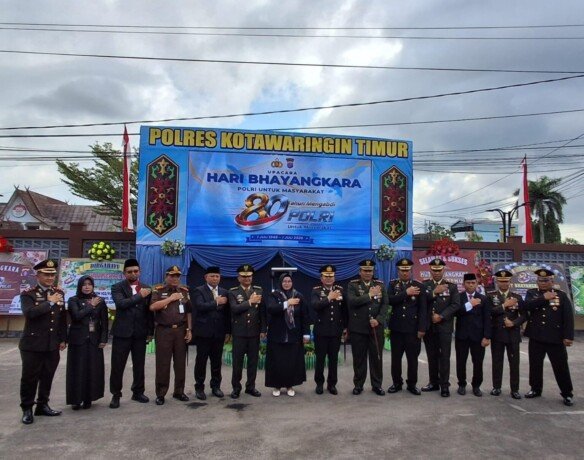 Kotim Wakil Bupati Kotim, Irawati foto bersama dengan Forkopimda saat menghadiri acara Peringatan Hari Bhayangkara ke-80, Rabu (1/7).