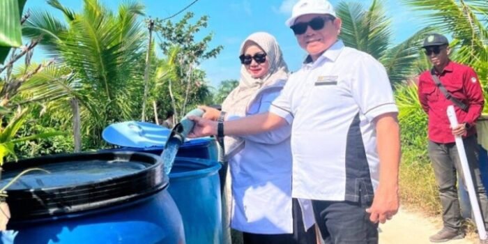 Kotim Wakil Bupati Kotim Irawati. Melihat langsung penyaluran air bersih di salah satu desa di Kecamatan Teluk Sampit, Rabu (22/7).