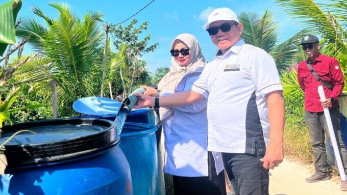 Wakil Bupati Kotim Irawati. Melihat langsung penyaluran air bersih di salah satu desa di Kecamatan Teluk Sampit, Rabu (22/7).