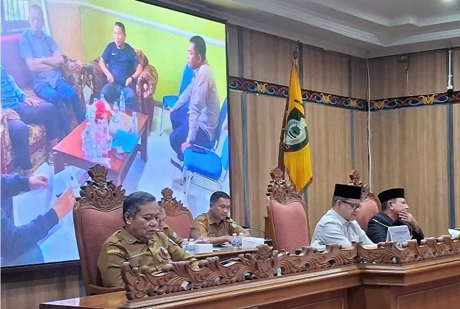 Pj Sekda Kotim Umar Kaderi saat menghadiri Rapat Paripurna di DPRD Kotim, terkait hasil reses, Senin (27/7/2026).