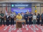 Kotim2 Wakil Bupati Kotim Irawati saat menandatangani Raperda tentang Kawasan kumuh saat rapat paripurna di DPRD Kotim, Senin (20/7).