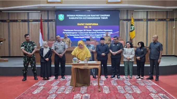 Kotim2 Wakil Bupati Kotim Irawati saat menandatangani Raperda tentang Kawasan kumuh saat rapat paripurna di DPRD Kotim, Senin (20/7).