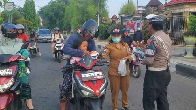 Dinas Kesehatan (Dinkes) Kabupaten Kotawaringin Timur (Kotim) mulai membagikan sedikitnya 15 ribu masker kepada masyarakat. Kegiatan itu sebagai langkah antisipasi dampak kabut asap akibat kebakaran hutan dan lahan (karhutla). Pembagian dilakukan di sejumlah titik keramaian selama tiga hari.