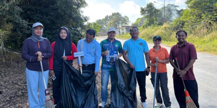 Sejumlah Aparatur Sipil Negara (ASN) di lingkup Pemkab Lamandau bergotong royong membersihkan lingkungan Kota Nanga Bulik, belum lama ini.