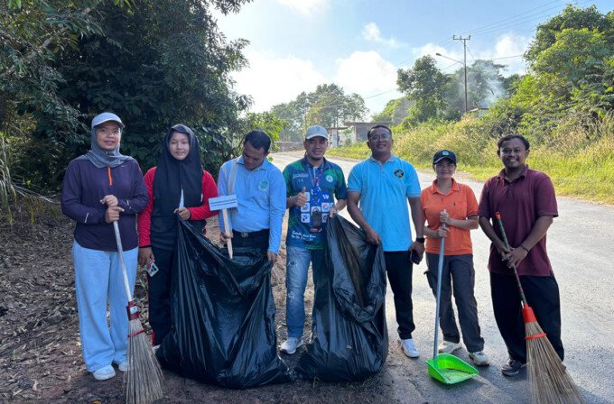 Lamandau Sejumlah Aparatur Sipil Negara (ASN) di lingkup Pemkab Lamandau bergotong royong membersihkan lingkungan Kota Nanga Bulik, belum lama ini.
