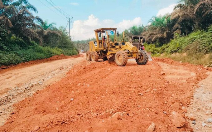 Alat berat mulai dikerahkan ke lokasi proyek untuk mengerjakan peningkatan ruas Jalan Simpang Sepaku menuju Desa Perigi Raya, belum lama ini.