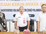 Asisten Pemerintahan dan Kesra Setda Lamandau, Charles Rakam Mamaud (kiri) menyambut kedatangan mahasiswa KKN UIN Palangka Raya, di Gedung LPTQ Lamandau, Rabu (15/7).