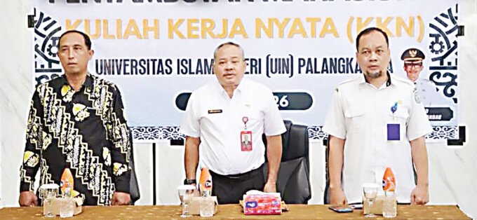 Lamandau Asisten Pemerintahan dan Kesra Setda Lamandau, Charles Rakam Mamaud (kiri) menyambut kedatangan mahasiswa KKN UIN Palangka Raya, di Gedung LPTQ Lamandau, Rabu (15/7).