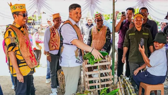 Lamandau Bupati Lamandau, Rizky Aditya Putra, menghadiri pelaksanaan tradisi adat Maonjuan Sorah di Desa Riam Panahan, Kecamatan Delang, Sabtu (18/7).