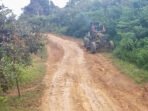 Lamandau Sejumlah alat berat dikerahkan untuk memacu pekerjaan peningkatan ruas Jalan Ginih–Kinipan di Kecamatan Batang Kawa, belum lama ini.