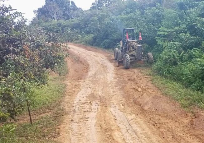 Lamandau Sejumlah alat berat dikerahkan untuk memacu pekerjaan peningkatan ruas Jalan Ginih–Kinipan di Kecamatan Batang Kawa, belum lama ini.