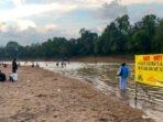 Sejumlah pengunjung tampak memadati hamparan pasir di kawasan aliran Sungai Lamandau, baru-baru ini.