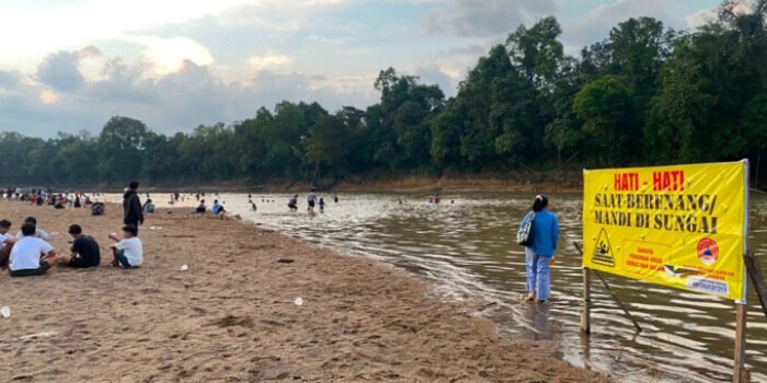 Lamandau Sejumlah pengunjung tampak memadati hamparan pasir di kawasan aliran Sungai Lamandau, baru-baru ini.