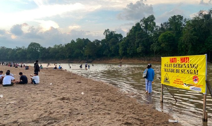 Lamandau Sejumlah pengunjung tampak memadati hamparan pasir di kawasan aliran Sungai Lamandau, baru-baru ini.