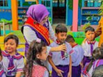 Lamandau Bunda PAUD Kabupaten Lamandau, Norol Latifah Rizky Aditya Putra, meninjau pelaksanaan Masa Pengenalan Lingkungan Sekolah (MPLS) di sejumlah TK di Kelurahan Nanga Bulik, belum lama ini.