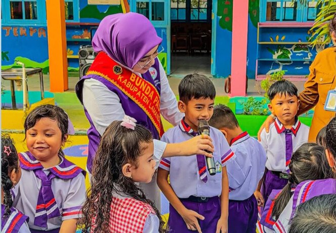 Lamandau Bunda PAUD Kabupaten Lamandau, Norol Latifah Rizky Aditya Putra, meninjau pelaksanaan Masa Pengenalan Lingkungan Sekolah (MPLS) di sejumlah TK di Kelurahan Nanga Bulik, belum lama ini.