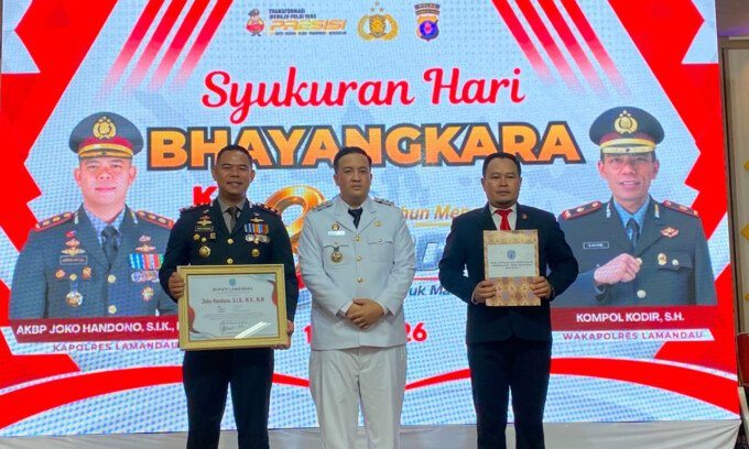 Bupati Lamandau, Rizky Aditya Putra (tengah), menghadiri acara syukuran Hari Bhayangkara ke-80 di GPU Lantang Torang, Nanga Bulik, Rabu (1/7).