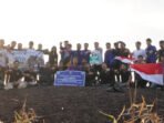Bupati Lamandau, Rizky Aditya Putra bersama puluhan pendaki berhasil menapaki puncak Bukit Sampuraga, Minggu (26/7).