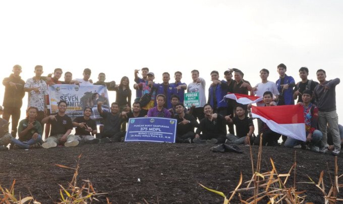 Bupati Lamandau, Rizky Aditya Putra bersama puluhan pendaki berhasil menapaki puncak Bukit Sampuraga, Minggu (26/7).