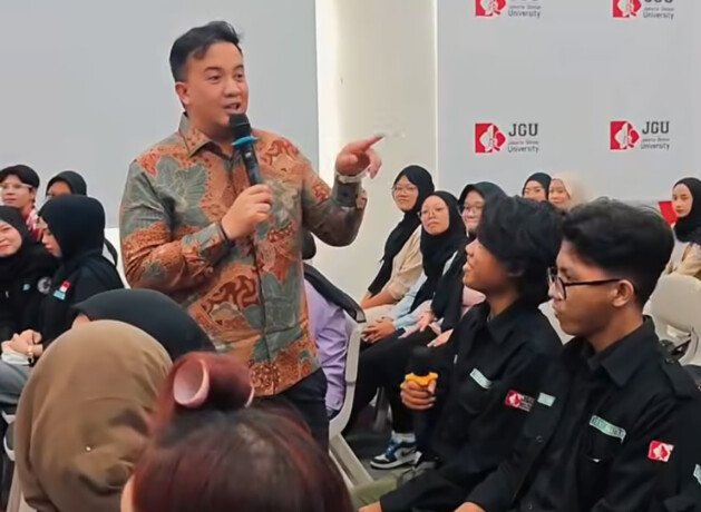 Bupati Lamandau, Rizky Aditya Putra, menjadi narasumber seminar di Jakarta Global University, Jumat (24/7).