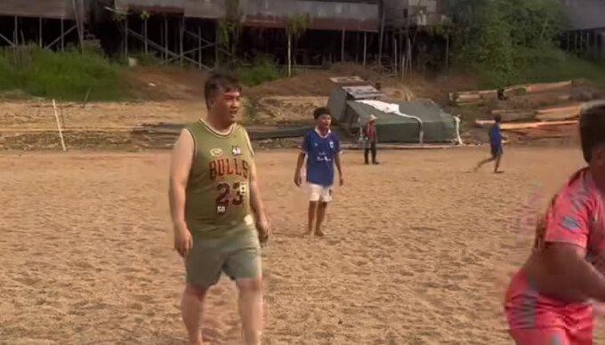 Lamandau Bupati Lamandau, Rizky Aditya Putra, mengunjungi warga di kawasan bantaran Muara Sungai Bulik, belum lama ini.