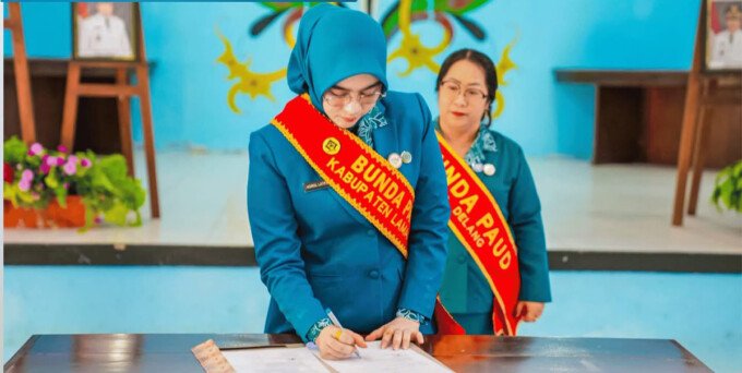 Lamandau Ketua TP PKK Kabupaten Lamandau, Norol Latifah Rizky Aditya Putra, melantik ketua TP PKK, ketua Tim Pembina Posyandu, dan Bunda PAUD Kecamatan Delang di Aula Kantor Kecamatan setempat, Senin (27/7).