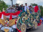 Pembukaan Grebeg Suro yang dimeriahkan kirab gunungan hasil bumi di kawasan Bundaran Rusa, Nanga Bulik, Rabu (8/7).