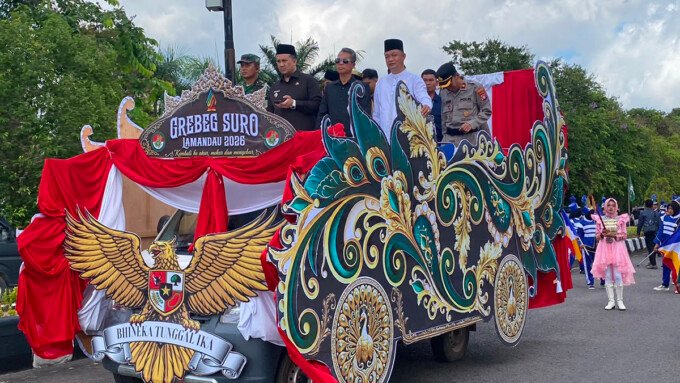 Pembukaan Grebeg Suro yang dimeriahkan kirab gunungan hasil bumi di kawasan Bundaran Rusa, Nanga Bulik, Rabu (8/7).