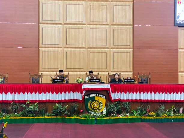 PALANGKA RAYA Wali Kota Palangka Raya, Fairid Naparin menyampaikan jawaban pemerintah kota terhadap pandangan umum fraksi-fraksi DPRD dalam Rapat Paripurna Ke-8 Masa Persidangan III Tahun Sidang 2025/2026 di ruang rapat Paripurna, Selasa (30/6).