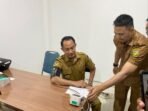 Wali Kota Palangka Raya, Fairid Naparin saat mengecek kesehatan dan fasilitas di puskesmas palangka raya.
