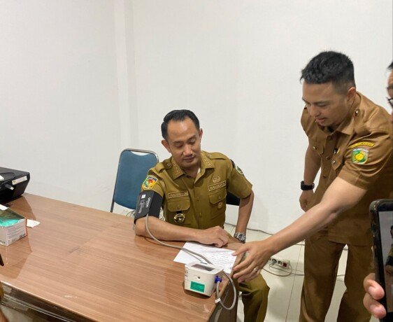 Wali Kota Palangka Raya, Fairid Naparin saat mengecek kesehatan dan fasilitas di puskesmas palangka raya.