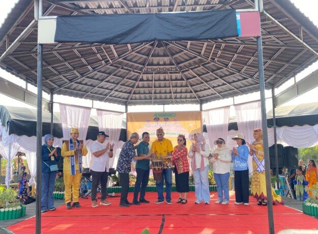Wakil Wali Kota Palangka Raya Achmad Zaini membuka Pesona Sabangau Fest 2026 yang digelar di kawasan Wisata Air Hitam Kereng Bengkirai, Minggu (12/7).