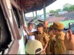 Wali Kota Palangka Raya meninjau ruangan kelas MTs Darul Ulum yang terbakar hangus pada lantai dua, Jalan Dr. Murjani, Gang Sari, Selasa (14/7).