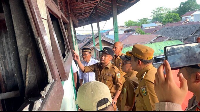 Wali Kota Palangka Raya meninjau ruangan kelas MTs Darul Ulum yang terbakar hangus pada lantai dua, Jalan Dr. Murjani, Gang Sari, Selasa (14/7).