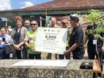 Wali Kota Palangka Raya Fairid Naparin saat penyerahan bibit pohon pada kegiatan penanaman 6.900 pohon di kawasan Muhammad Subuh Center (MSC), Kelurahan Sei Gohong, Kecamatan Bukit Batu, Sabtu (18/7).