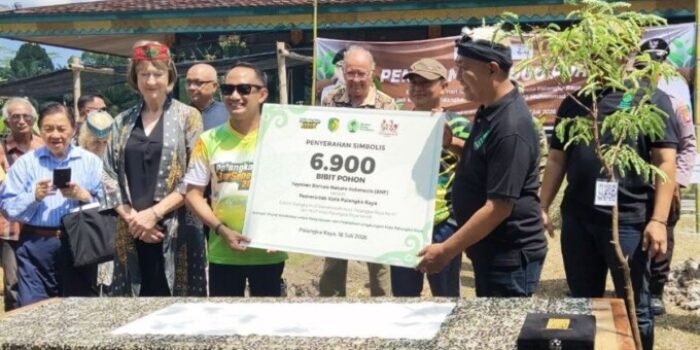 Palangka Raya Wali Kota Palangka Raya Fairid Naparin saat penyerahan bibit pohon pada kegiatan penanaman 6.900 pohon di kawasan Muhammad Subuh Center (MSC), Kelurahan Sei Gohong, Kecamatan Bukit Batu, Sabtu (18/7).