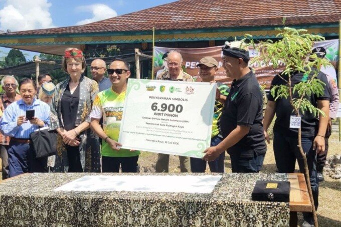 Palangka Raya Wali Kota Palangka Raya Fairid Naparin saat penyerahan bibit pohon pada kegiatan penanaman 6.900 pohon di kawasan Muhammad Subuh Center (MSC), Kelurahan Sei Gohong, Kecamatan Bukit Batu, Sabtu (18/7).