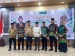 Wali Kota Palangka Raya Fairid Naparin menerima pin dan SK Anggota Kehormatan KAHMI dalam rangkaian prosesi pengukuhan di Aula Rumah Jabatan Wali Kota Palangka Raya, Selasa (30/6).