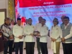 Wali Kota Palangka Raya Fairid Naparin (ketiga dari kanan) menyerahkan plakat kepada Ketua Tim Kunker Komisi IX DPR RI, Putih Sari (ketiga dari kiri) dalam pertemuan kunjungan kerja reses Komisi IX DPR RI di Aula Peteng Karuhei, Palangka Raya, Rabu (22/7).