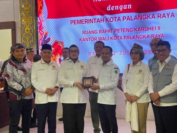 Palangka Raya Wali Kota Palangka Raya Fairid Naparin (ketiga dari kanan) menyerahkan plakat kepada Ketua Tim Kunker Komisi IX DPR RI, Putih Sari (ketiga dari kiri) dalam pertemuan kunjungan kerja reses Komisi IX DPR RI di Aula Peteng Karuhei, Palangka Raya, Rabu (22/7).