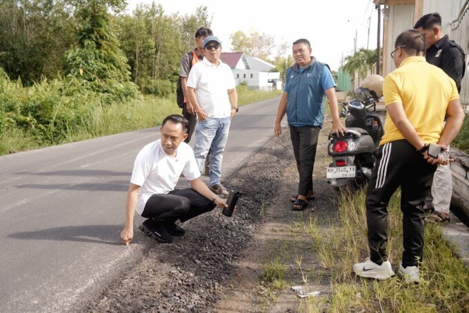 Palangka Raya Wali Kota Palangka Raya, Fairid Naparin, didampingi jajaran terkait meninjau kondisi sejumlah ruas jalan di Kota Palangka Raya di antaranya kawasan Jalan G. Obos dan Yos Sudarso Sabtu (4/7).