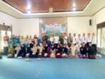 Wali Kota Palangka Raya Fairid Naparin menyerahkan bantuan secara simbolis saat anjangsana ke LKSA Budi Mulya dan LKSA El Ministry, Selasa (8/7).